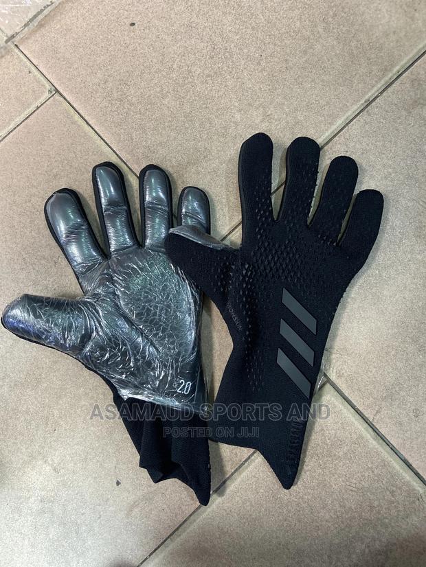 Original Predator Goalkeeper Gloves at Cool Price · Photo 6