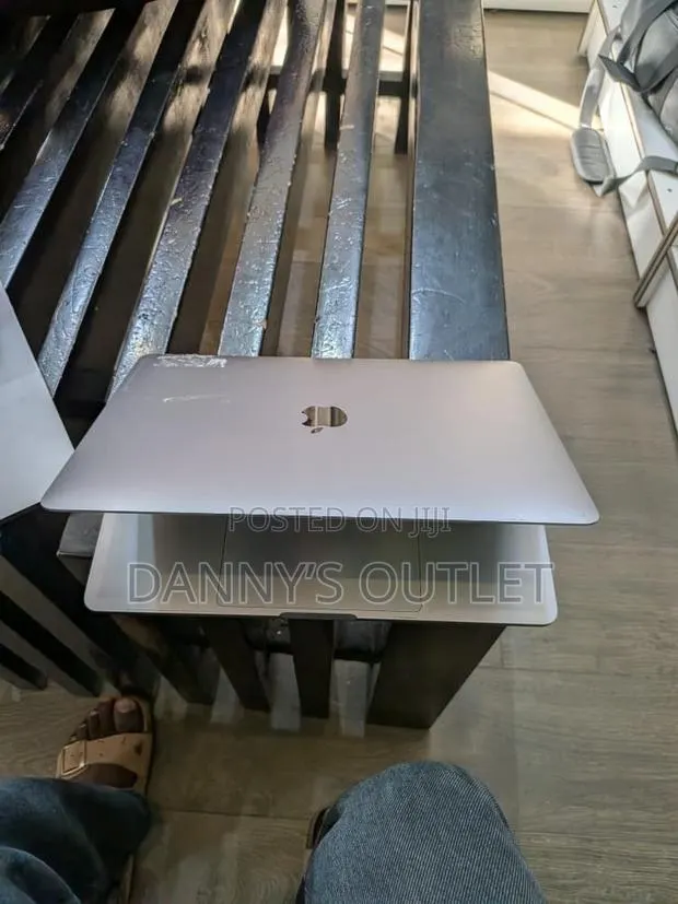 Laptop Apple MacBook Pro 2020 8GB Intel Core i5 SSD 256GB · Photo 1
