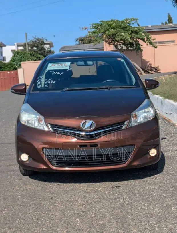 Toyota Vitz 1.3 FWD 5dr 2013 Brown · Photo 1