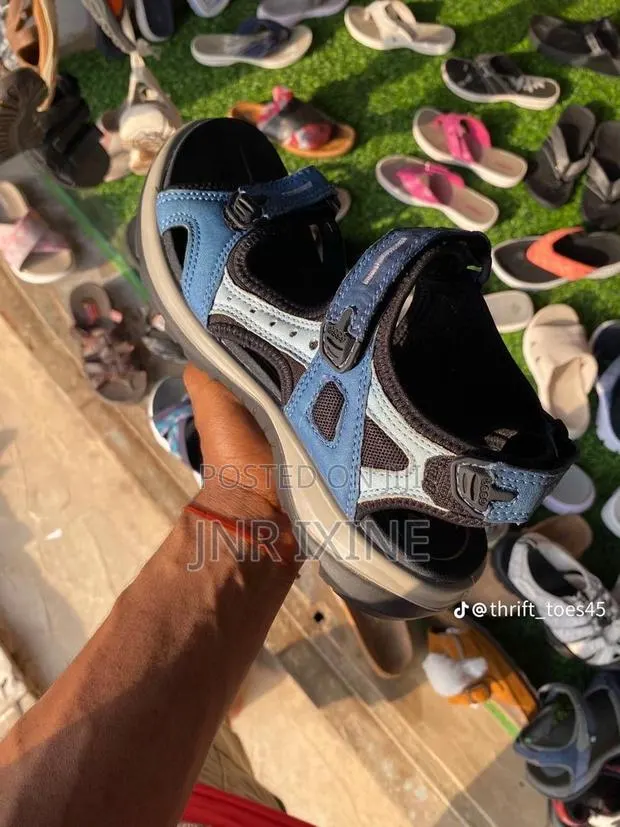 Dog Mouth Sandals · Photo 1