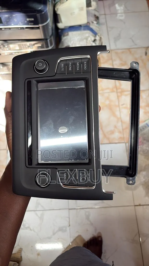 Volkswagen Touchscreen Infotainment Head Unit · Photo 1