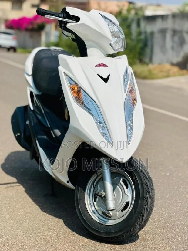 Piaggio Scooter 2020 White · Photo 1