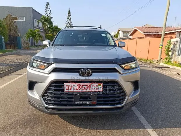 Toyota Highlander XLE AWD 2024 Silver · Photo 1