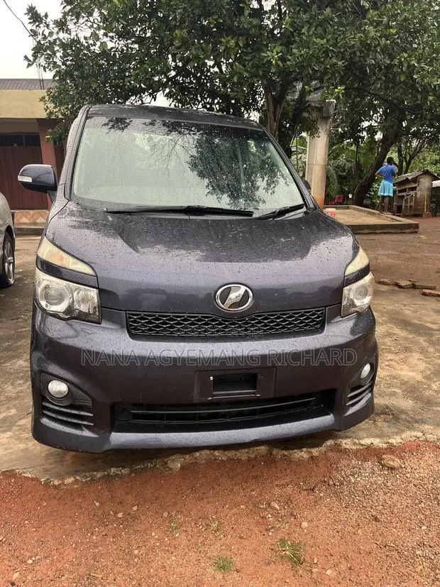 Toyota Voxy ZS Kirameki III 2WD 8-Seater 2013 Blue · Photo 1