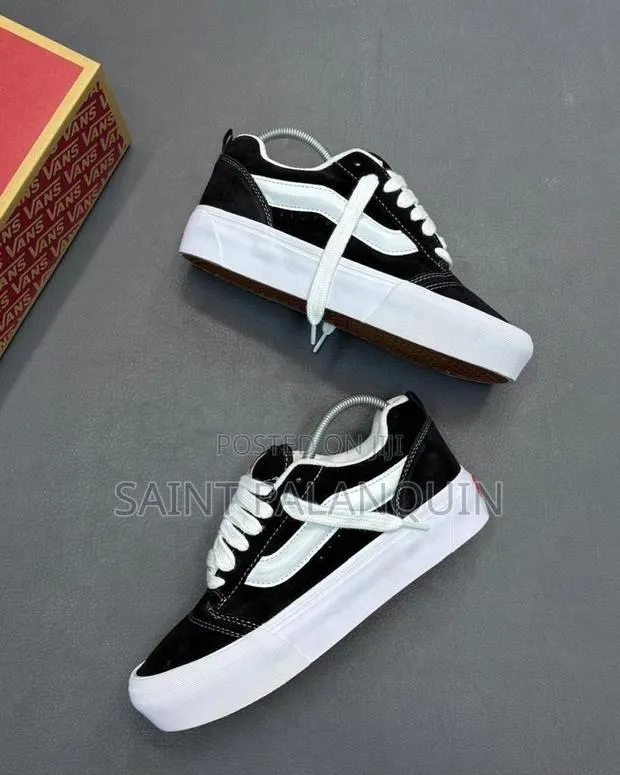 Classic Knu Skool Vans Black and White · Photo 1