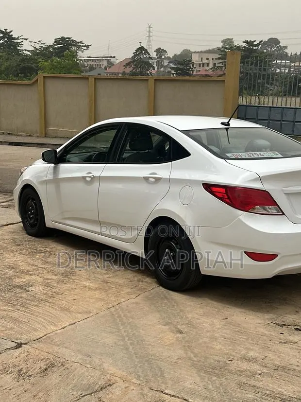 Hyundai Accent SE Sedan 2017 White · Photo 1