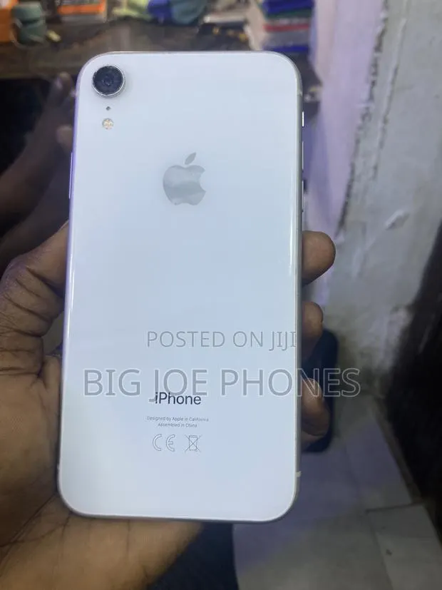 Apple iPhone XR 64 GB White · Photo 1