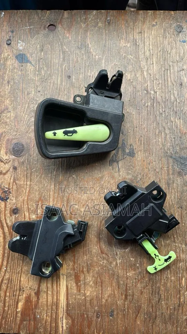 Corolla 2005,2006,2009,2010,2011,2012,2013,2014,2015,2016 Boot Lock · Photo 1