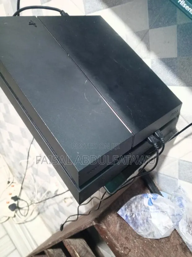 PS 4 Standard · Photo 1