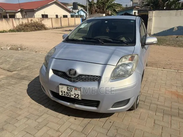 Toyota Vitz 2010 Silver