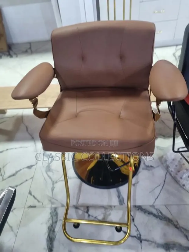 Barber Chair With Adjustable Headrest · Photo 3