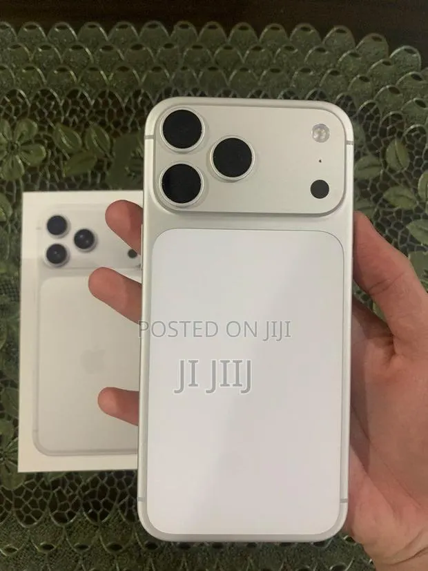 Apple iPhone 17 Pro Max 512 GB White · Photo 1