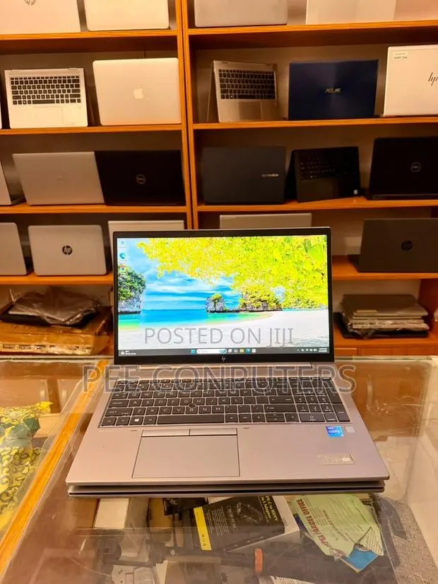 Laptop HP ZBook Firefly G8 16GB Intel Core i7 SSD 256GB · Photo 3