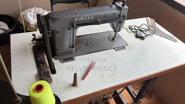 Singer Sewing Machine · Photo 1