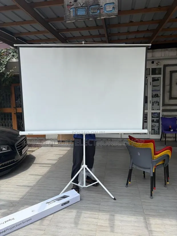Tripod Projector Screen 200x200cm · Photo 1