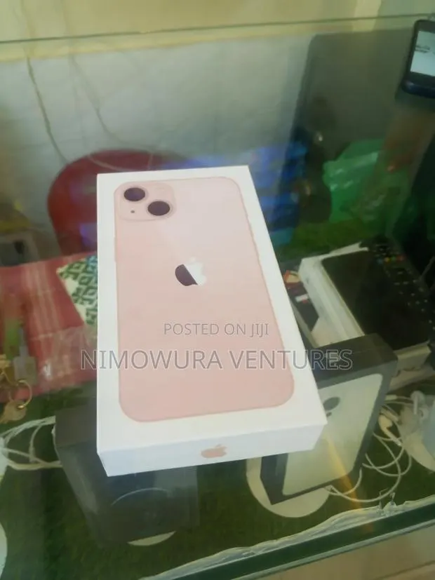 New Apple iPhone 13 128 GB White · Photo 1