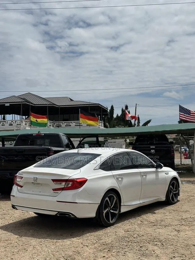 Honda Accord Touring 2018 White · Photo 1
