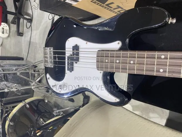 4 Strigs Bass Guitar With Heavy Sound · Photo 1