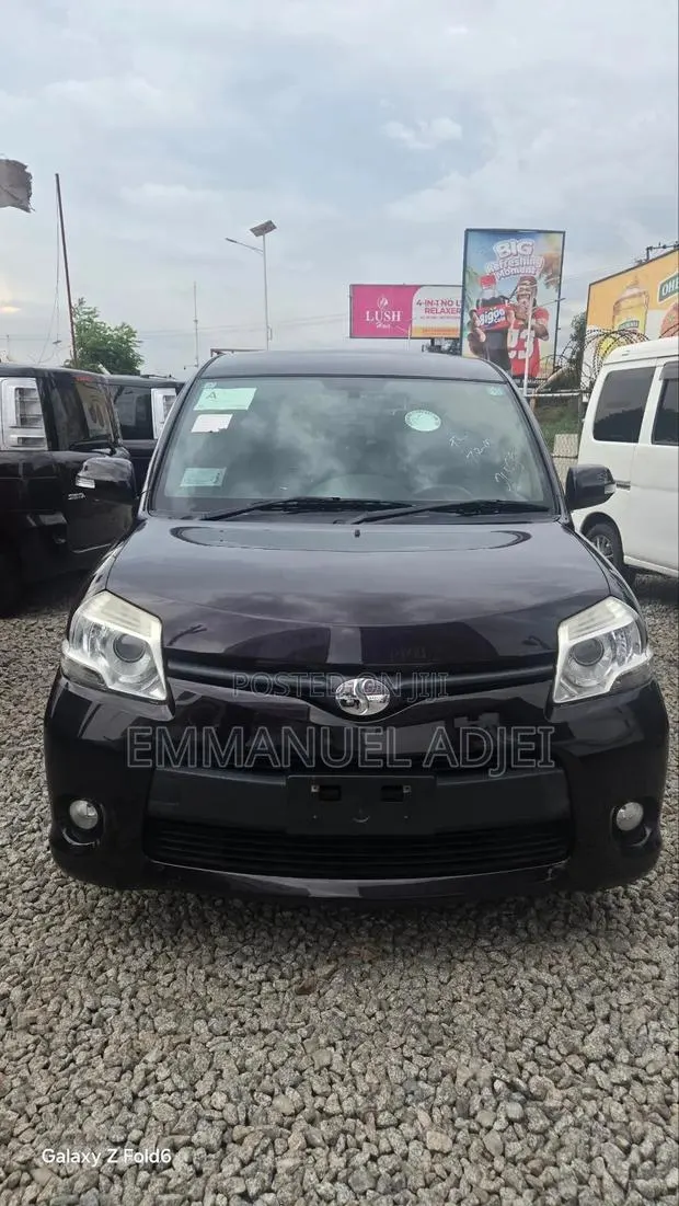 Toyota Sienta 2014 Maroon · Photo 1
