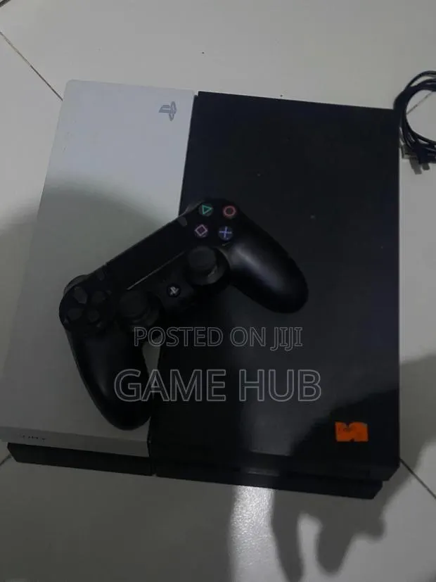 Ps4 Fat With Games and 2 Controllers · Photo 1