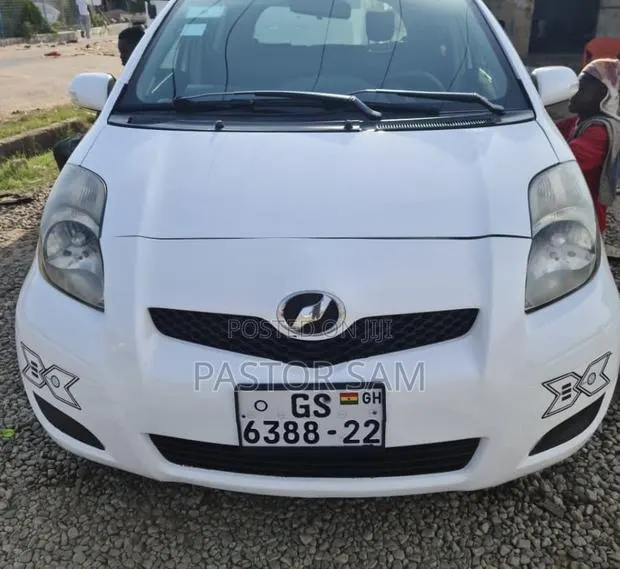 Toyota Vitz 2010 White · Photo 1