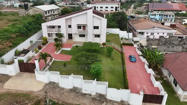 8bdrm House in Takoradi for sale
