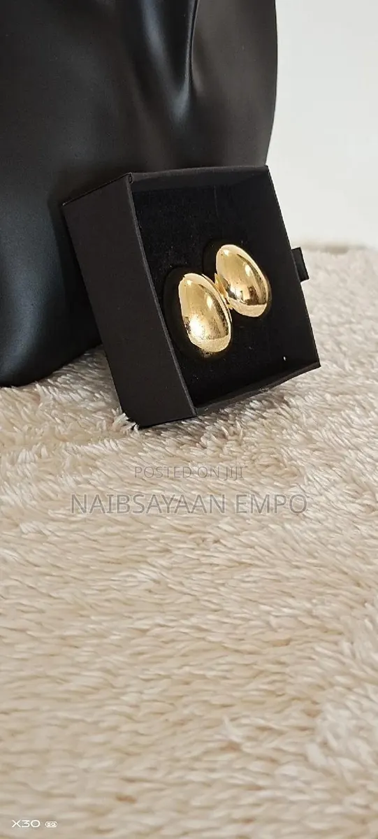 Round Metal Irregular Stud Earrings · Photo 1