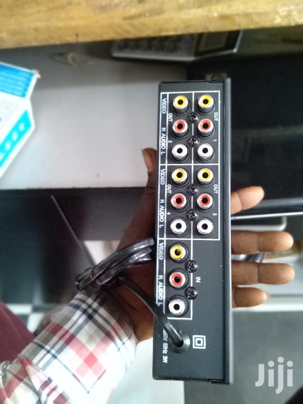 4 Way Av Splitter · Photo 2