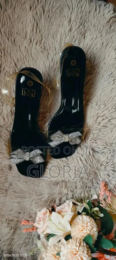 Ladies Spool Kitten Heels · Photo 1