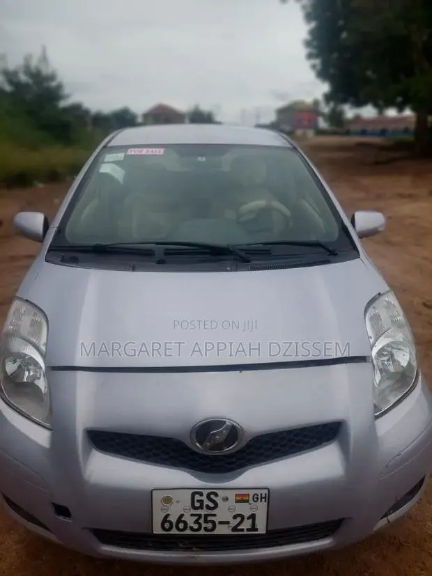 Toyota Vitz 2010 Silver · Photo 1