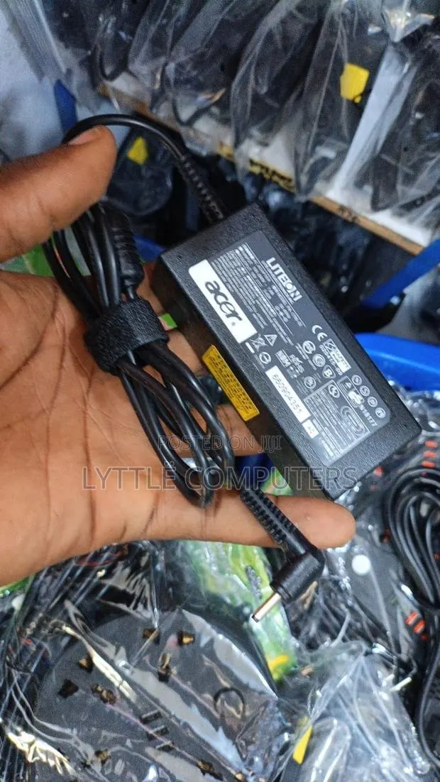 Acer Small Pin Charger 65W · Photo 1
