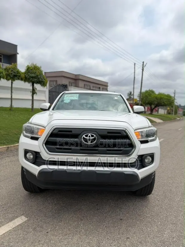 Toyota Tacoma 2018 White · Photo 1