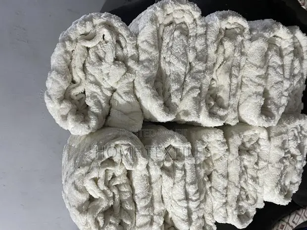 Off White Blanket With 2 Pillowcases · Photo 1