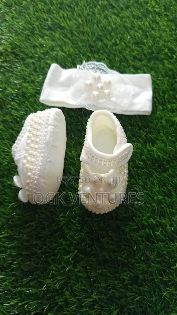Baby Girls Christening Shoe With Headband · Photo 1