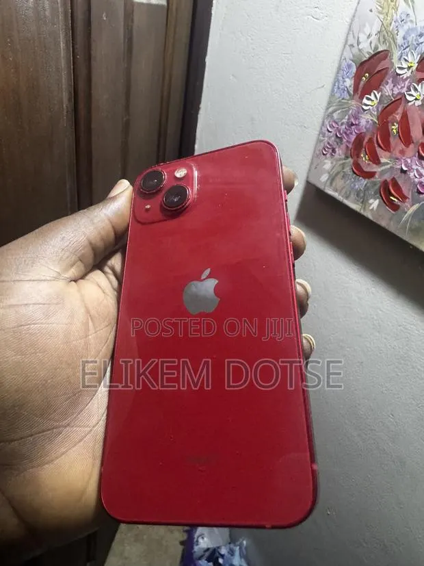 Apple iPhone 13 128 GB Red · Photo 1