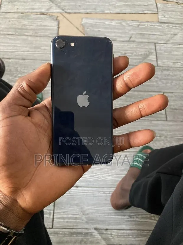 Apple iPhone SE (2022) 64 GB · Photo 1