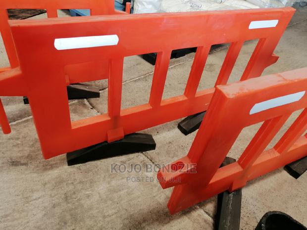 Plastic Road Barricade Stand · Photo 2