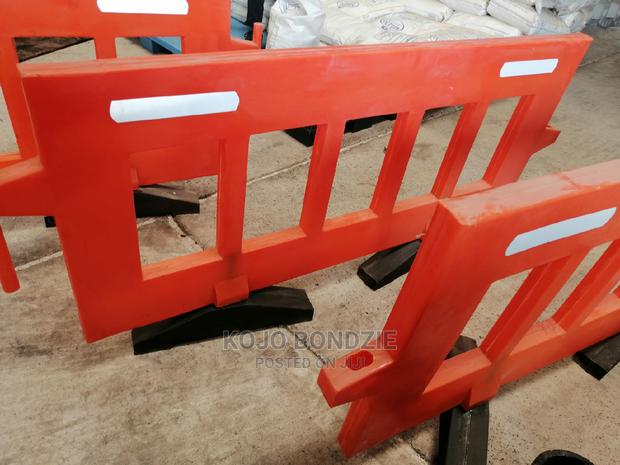 Plastic Road Barricade Stand · Photo 3