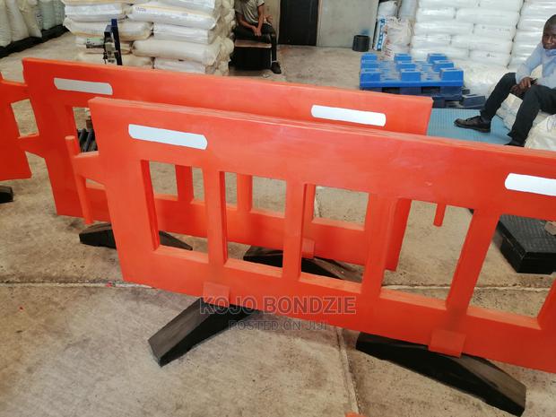 Plastic Road Barricade Stand · Photo 4