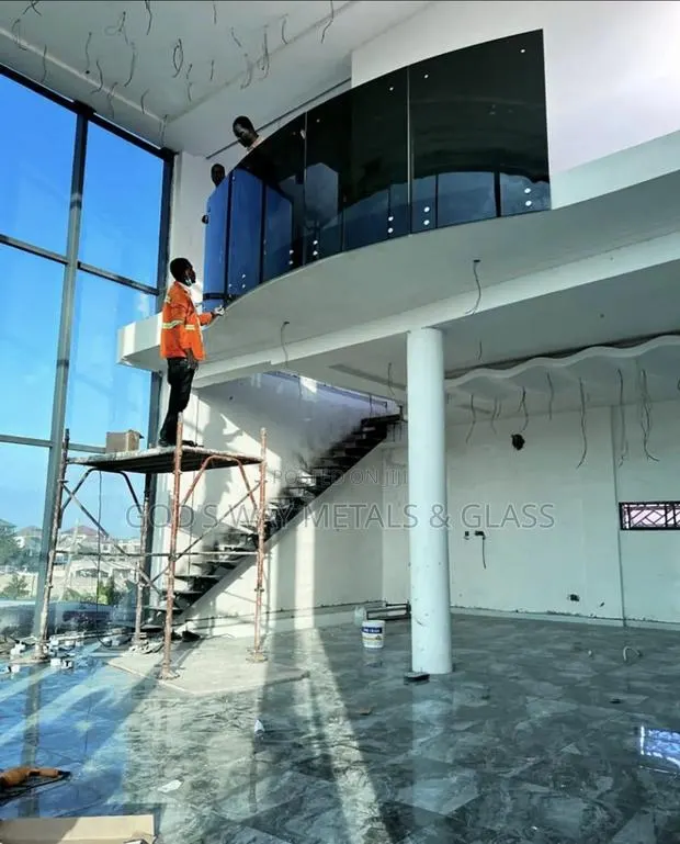 Frameless Glass Staircase and Handrails · Photo 1