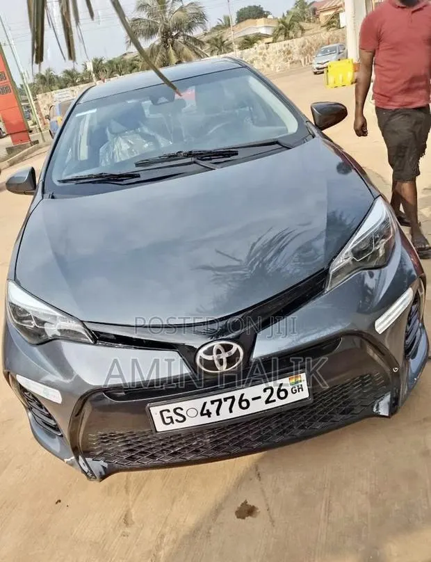 Toyota Corolla SE 4dr Sedan (1.8L 4cyl CVT) 2017 Gray · Photo 1