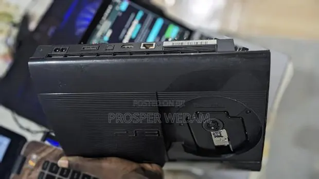 Sony PlayStation 3 (PS3) Super Slim · Photo 1