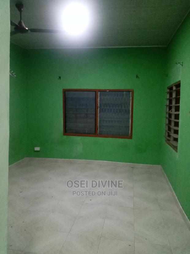 Spacious Chamber and Hall S/C Dansoman · Photo 4