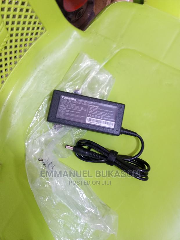 Toshiba Laptop Charger · Photo 1