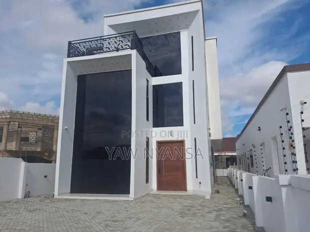 6bdrm Duplex in East Legon, Greater Accra for sale · Photo 1