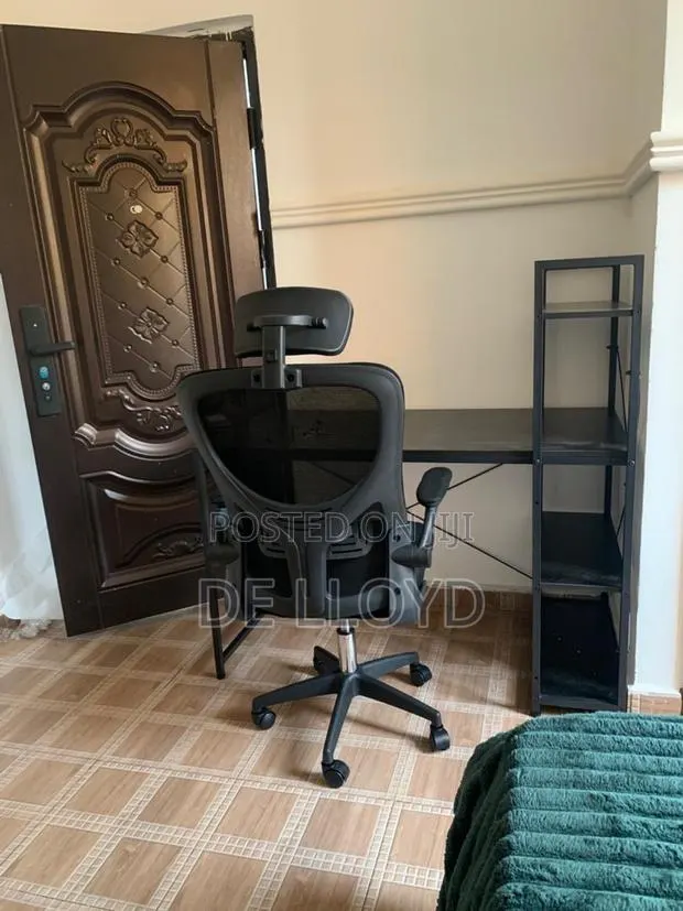 Studying Table and Chair · Photo 1