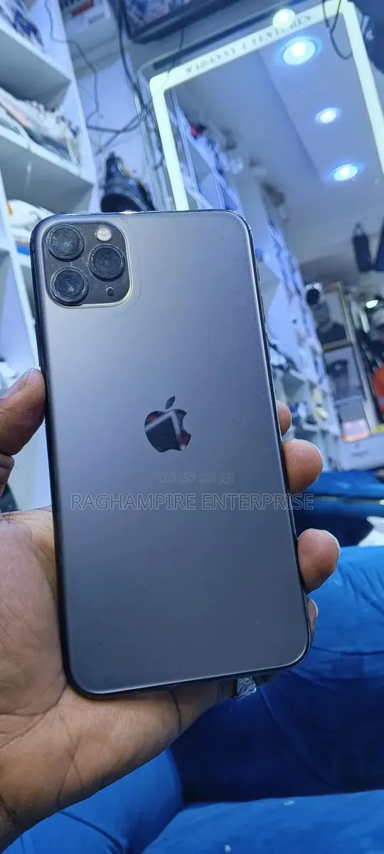 Apple iPhone 11 Pro Max 64 GB Gray · Photo 1