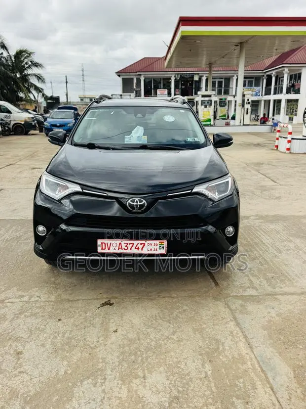 Toyota RAV4 XLE 4dr SUV AWD (2.5L 4cyl 6A) 2018 Black · Photo 1