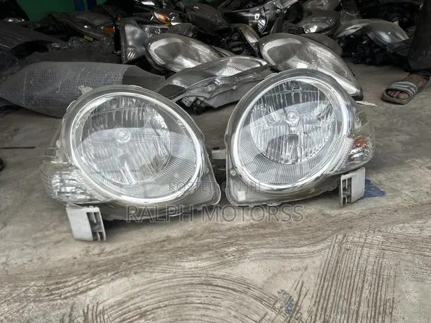 Toyota Sienta 2005 Headlights · Photo 1