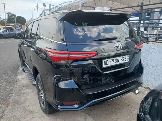 Toyota Fortuner 2016 Black · Photo 1